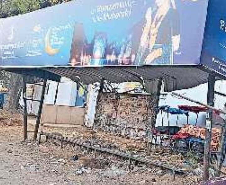 బస్స్టాపుల్లో షెల్టర్లు లేక ప్రయాణికుల అవస్థలు - Udayam