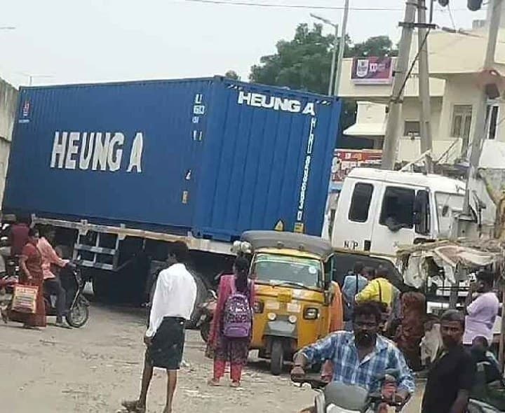 బోయపాలెంలో రోడ్డు ఆక్రమణలతో తీవ్ర ఇబ్బందులు - Udayam