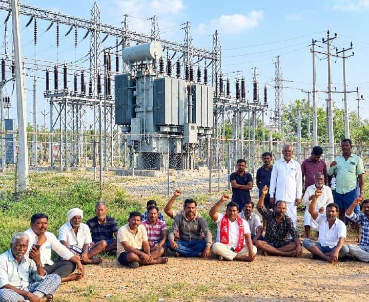 ఐతోల్ సబ్ స్టేషన్ ముందు సిపిఎం ధర్నా - Udayam