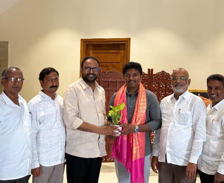 ముడారపు విగ్నేష్ కు కూచాడి శ్రీహరిరావు అభినందన - Udayam