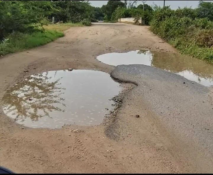 గుంతలమయాంగా రోడ్డు.. ఇబ్బందుల్లో వాహనదారులు - Udayam