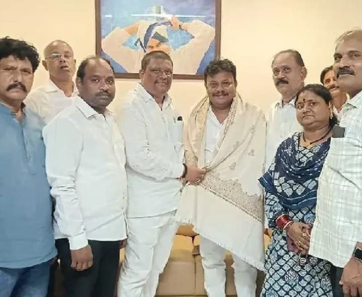 మాజీ ఎమ్మెల్యే జోగారావును కలిసిన పొన్నాడ రిషి