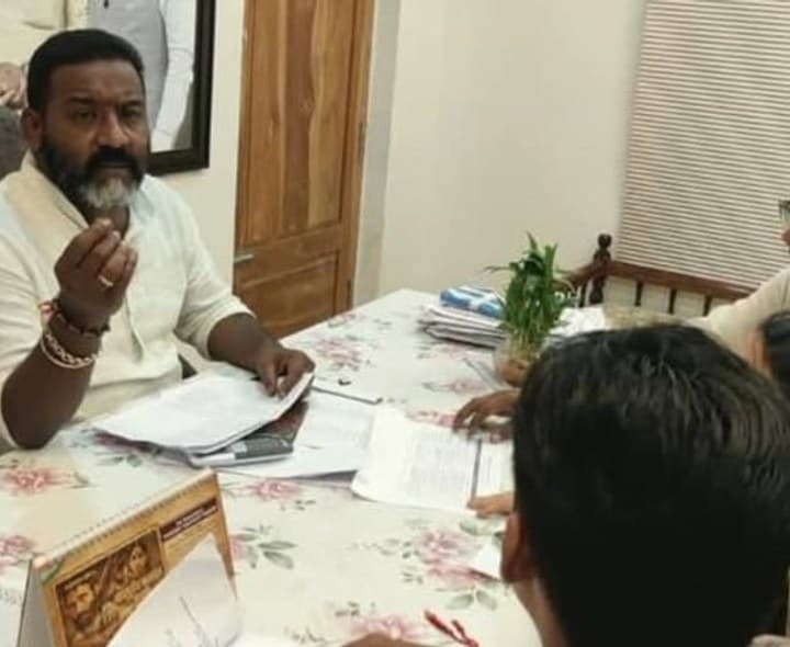 పునరావాస కేంద్రాలను పరిశీలించిన ఎమ్మెల్యే - Udayam