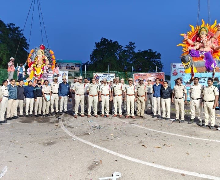 పోలీసుల సమన్వయంతో సజావుగా నిమజ్జనం - Udayam
