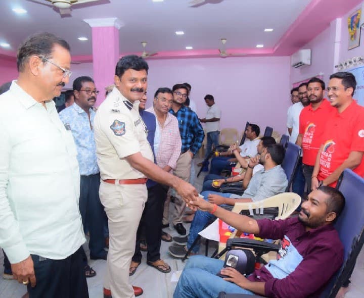 రక్తదానంతో ప్రాణ దాతలుగా నిలుస్తున్నారు - ఎస్పీ - Udayam