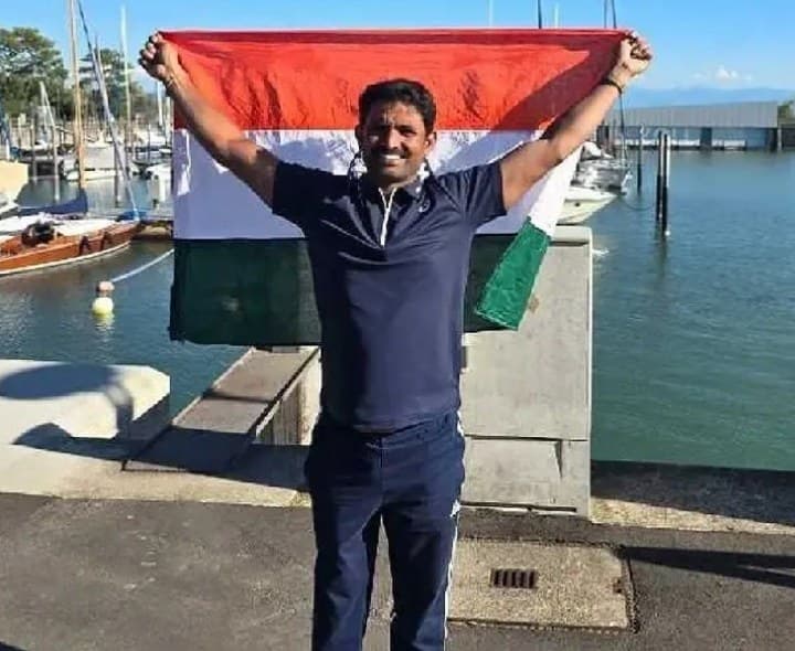 స్విమ్మింగ్లో ప్రపంచ రికార్డు: కుసుమూరు పాఠశాల ఉపాధ్యాయుడి ఘనత - Udayam