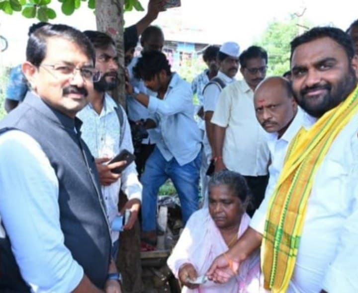 పెన్షన్ల పంపిణీలో పాల్గోన్న జిల్లా కలెక్టర్ - Udayam