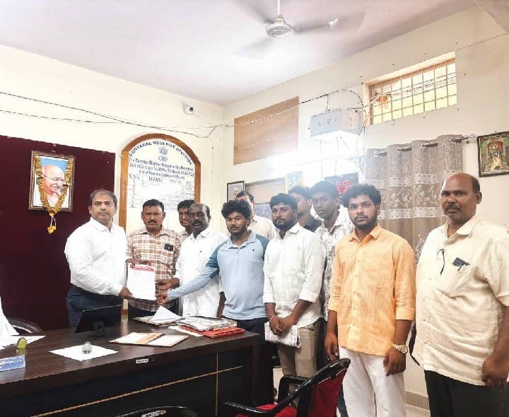 అలాంటి పాఠశాల పై చర్యలు తీసుకోవాలని వినతి - Udayam