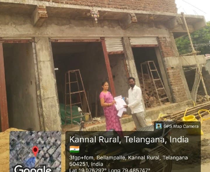 అనుమతి లేని నిర్మాణానికి జరిమానా విధించిన అధికారులు - Udayam