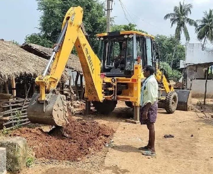 జక్కరవలసలో కాలువ తవ్వకం పనులు - Udayam