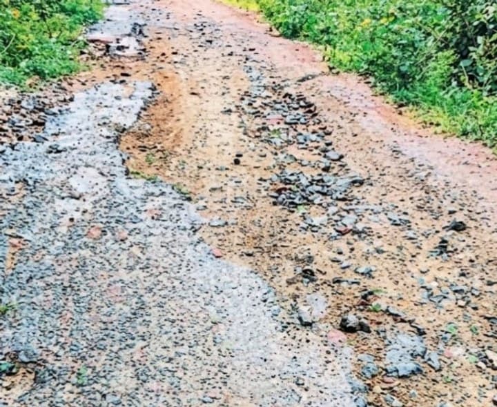 రోడ్డంతా రాళ్లే.. వాహనదారులకు తిప్పలే - Udayam