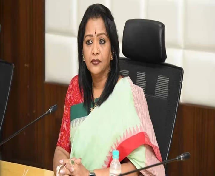 నేడు గద్వాల్ విజయలక్ష్మి పదవీ బాధ్యతల స్వీకరణ - Udayam