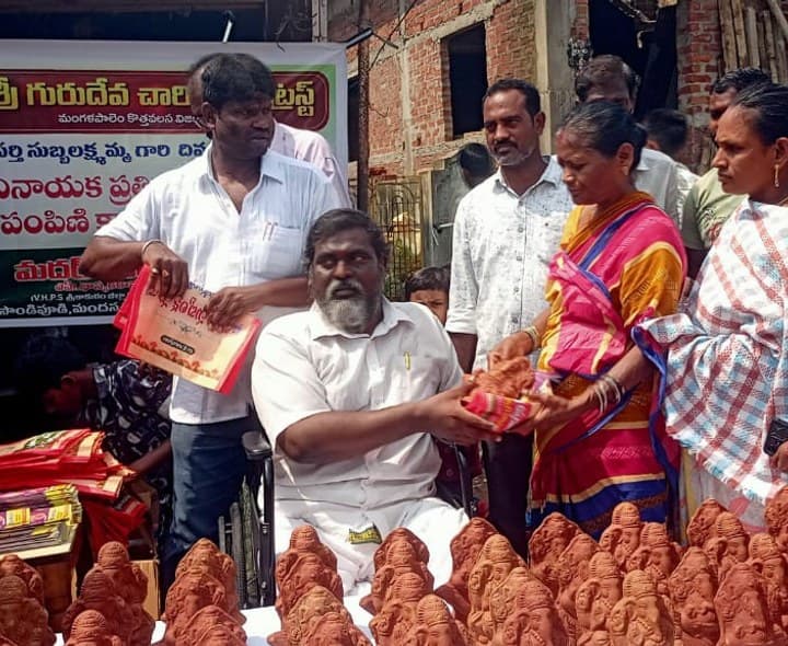 మట్టి గణపతిని పూజిద్దాం పర్యావరణాన్ని కాపాడుదాం - Udayam