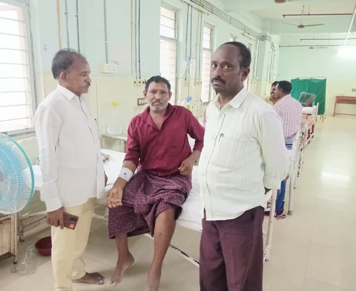 గాయపడిన ఆర్టీసీ అద్దె బస్సు డ్రైవర్కు పరామర్శ - Udayam