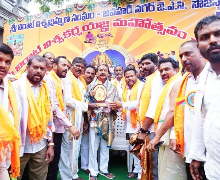 విరాట్ విశ్వకర్మ యజ్ఞంలో ఈటల ప్రత్యేక పూజలు - Udayam