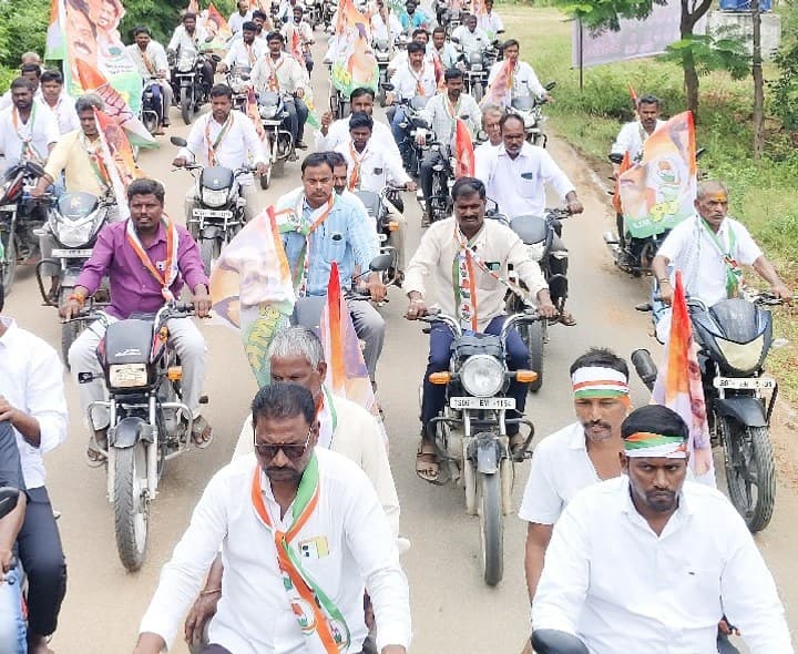 దేవరకద్ర లో కాంగ్రెస్ శ్రేణుల భారీ బైక్ ర్యాలీ - Udayam