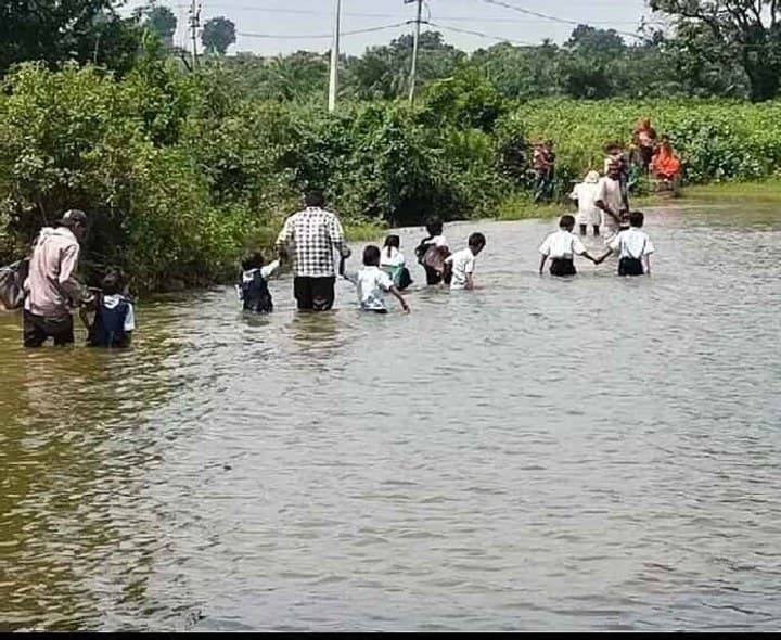ప్రాణాలు గుప్పిట్లో పెట్టుకుని బడి బాట - Udayam