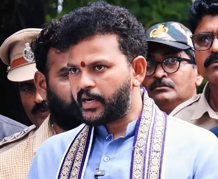 శ్రీకాకుళం మహిళా కళాశాలను పరిశీలించిన కింజరాపు - Udayam