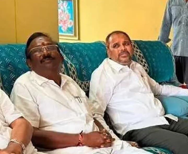 చిన్న శ్రీను వెంటే ఎమ్మెల్సీ - Udayam