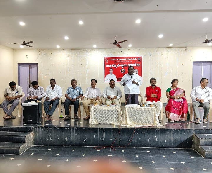 విద్యుత్ బస్సులను ఆర్టీసీనే నడపాలి - Udayam