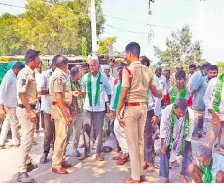 క్యాతన్పల్లి సబ్స్టేషన్ వద్ద రైతుల నిరసన - Udayam