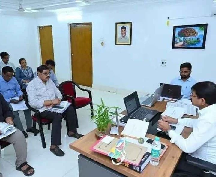 రెవెన్యూ ఉద్యోగులతో సమావేశం నిర్వహించిన కలెక్టర్ - Udayam