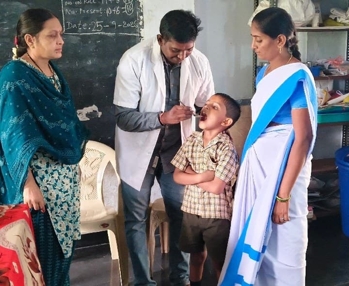 మేరికపూడిలో ఆల్బెండజోల్ మాత్రలు పంపిణీ - Udayam