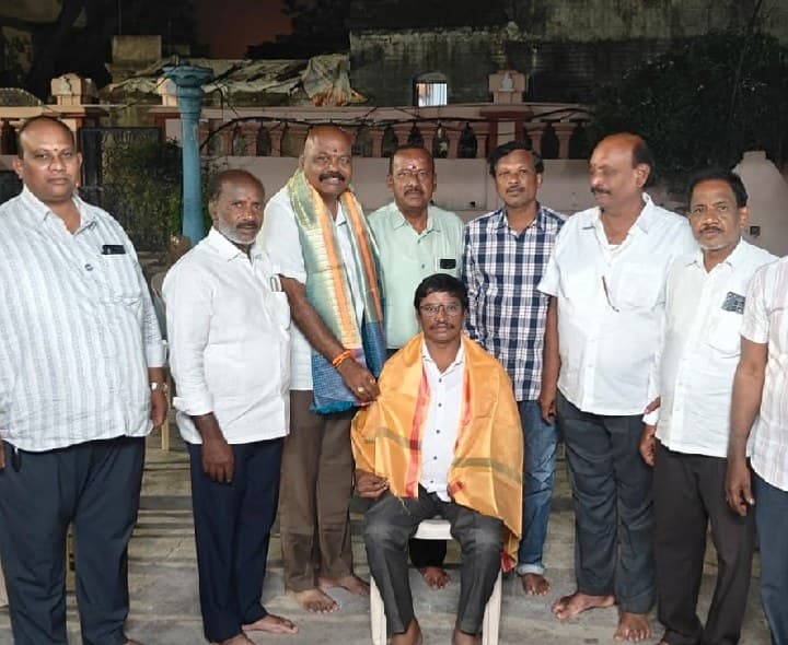 ఆర్యవైశ్య అఫీషియల్ అండ్ ప్రొఫెషనల్ మండల అధ్యక్షుడిగా రంగు శ్రీనివాస్ - Udayam