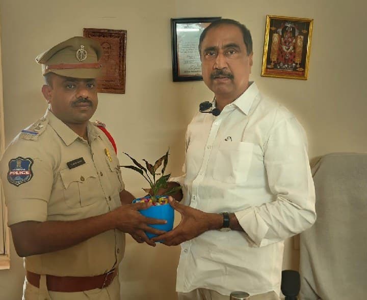 జగిత్యాల ఎమ్మెల్యేను కలిసిన టౌన్-1 ఎస్సై - Udayam