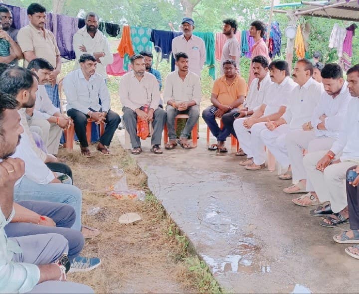 లోకేశ్వరం మృతి చెందిన ఉపాధ్యాయుని కుటుంబానికి బీఆర్ఎస్ నాయకులపరామర్శ - Udayam