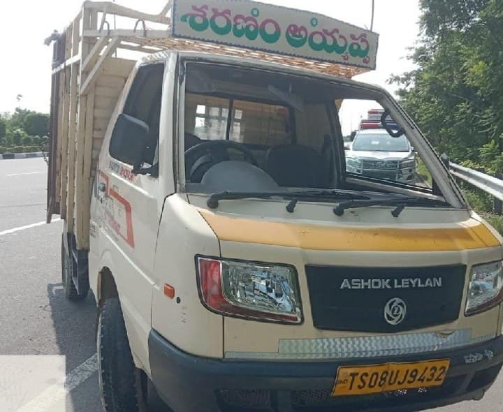 వాహనం బోల్తా.. ఇద్దరు కూలీలు మృతి - Udayam