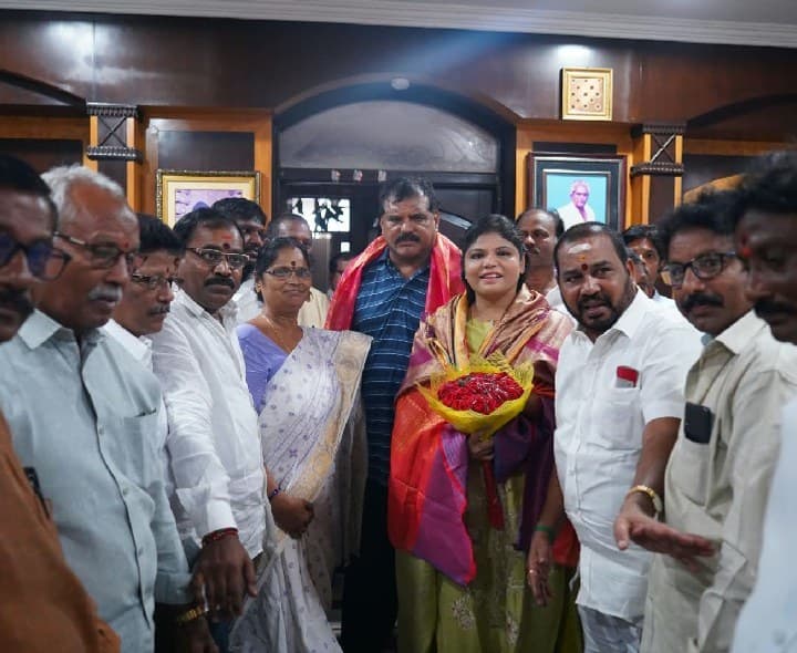 డాక్టర్ బొత్స అనూషకు ఘన సత్కారం - Udayam