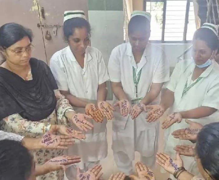 కాంట్రాక్ట్ ఉద్యోగుల వినూత్న నిరసన - Udayam