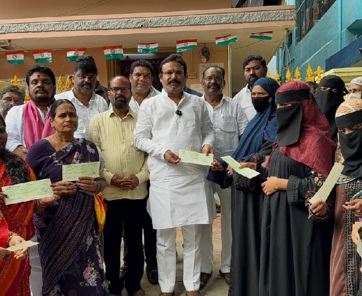 25 మంది లబ్ధిదారులకు కళ్యాణ లక్ష్మి, షాదీ ముబారక్ చెక్కులు పంపిణీ - Udayam