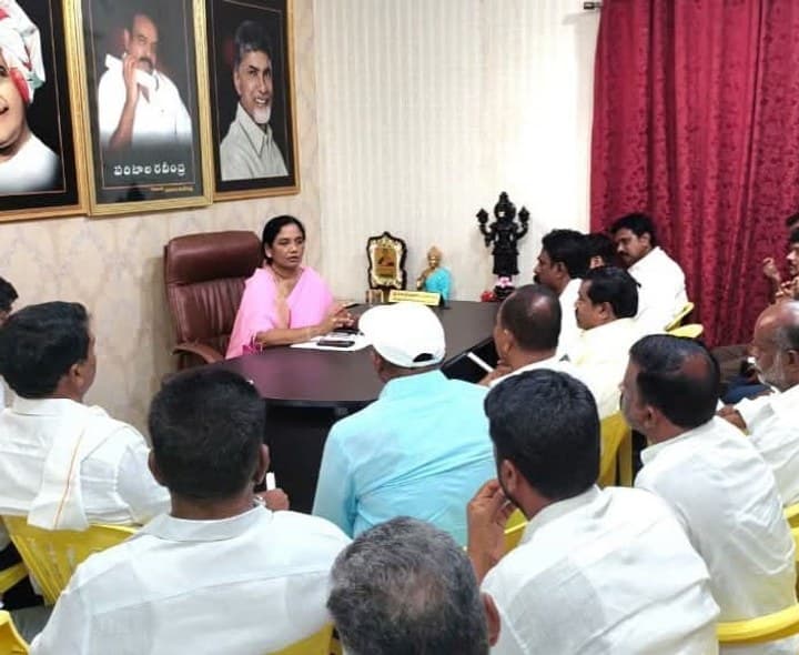 టిడిపి నాయకులతో ఎమ్మెల్యే సమావేశం - Udayam