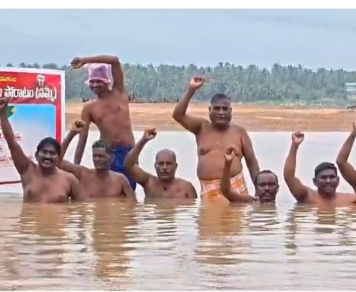 పి గన్నవరంలో గోదావరి నదిలో వీఆర్ఏల జల దీక్ష - Udayam