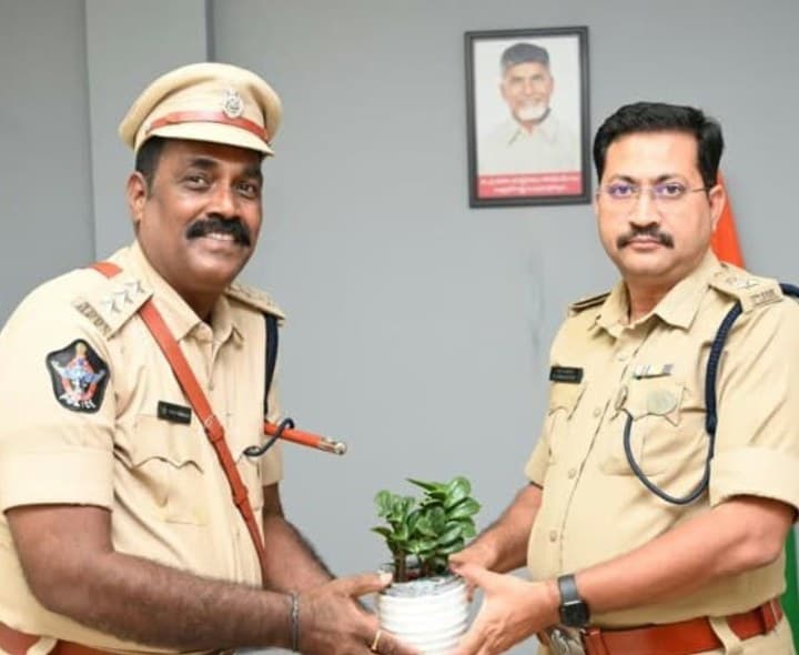 సబ్డివిజన్ డీఎస్పీ బాధ్యతలు స్వీకరణ - Udayam