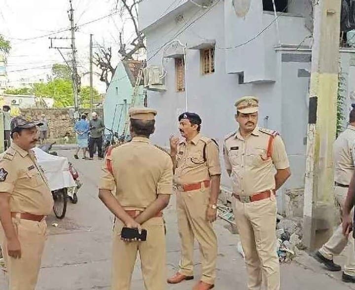 గుంటూరు కొత్తపేటలో పోలీసుల కార్డెన్ సెర్చ్ - Udayam