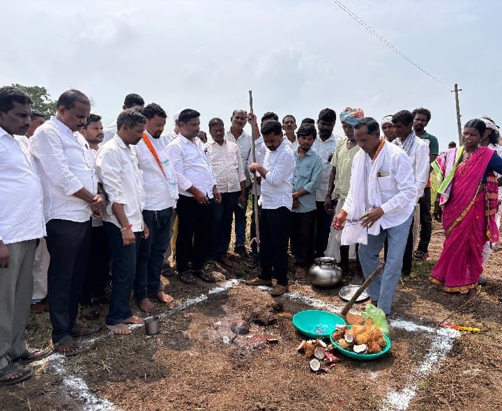 మల్టీ పర్పస్ భవన నిర్మాణానికి భూమి పూజ చేసిన ఎమ్మెల్యే - Udayam