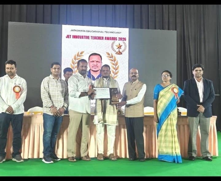బుచ్చయ్యకు బెస్ట్ ఇన్నోవేషన్ టీచర్ అవార్డు ప్రధానం - Udayam
