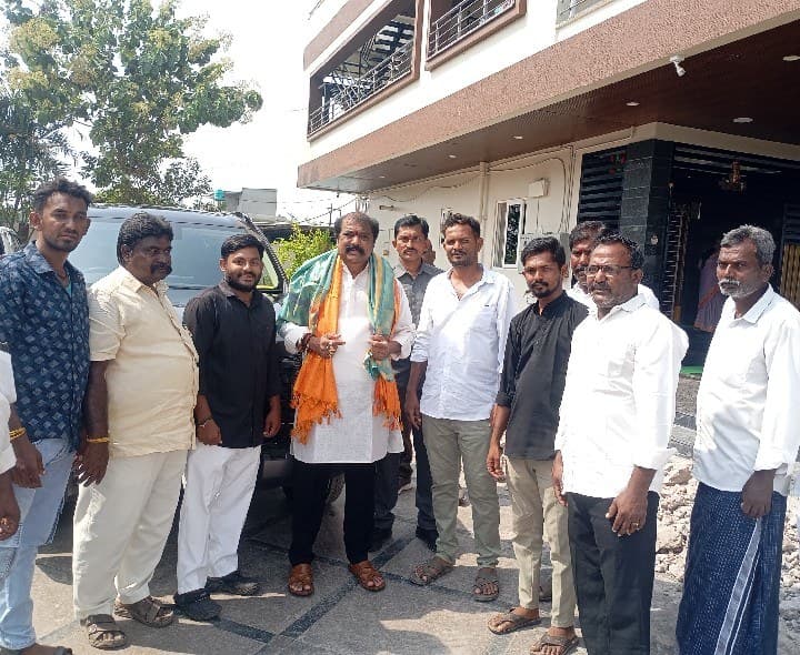ఎమ్మెల్యేను కలిసిన ఆలయ కమిటీ సభ్యులు - Udayam