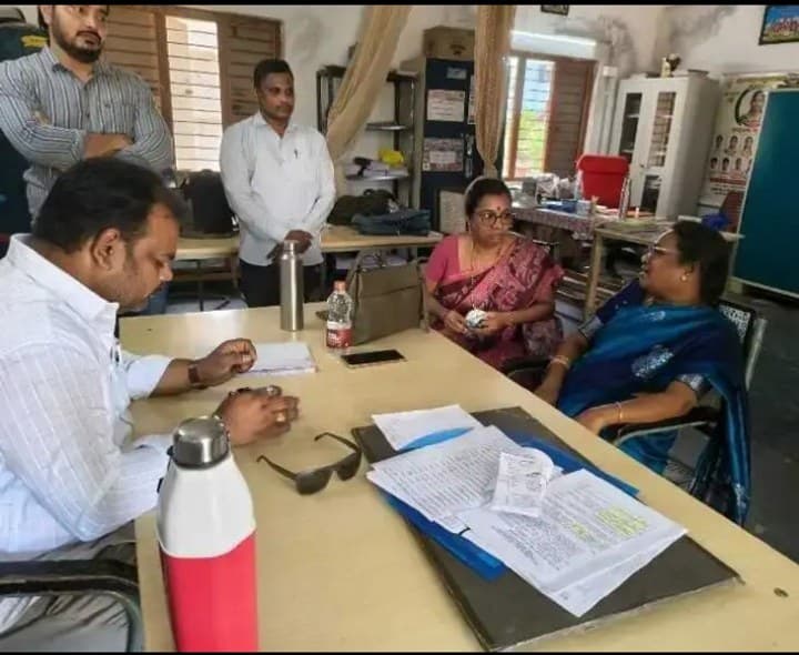 జడ్పీ పాఠశాలను సందర్శించిన డిప్యూటీ డీఈవో - Udayam