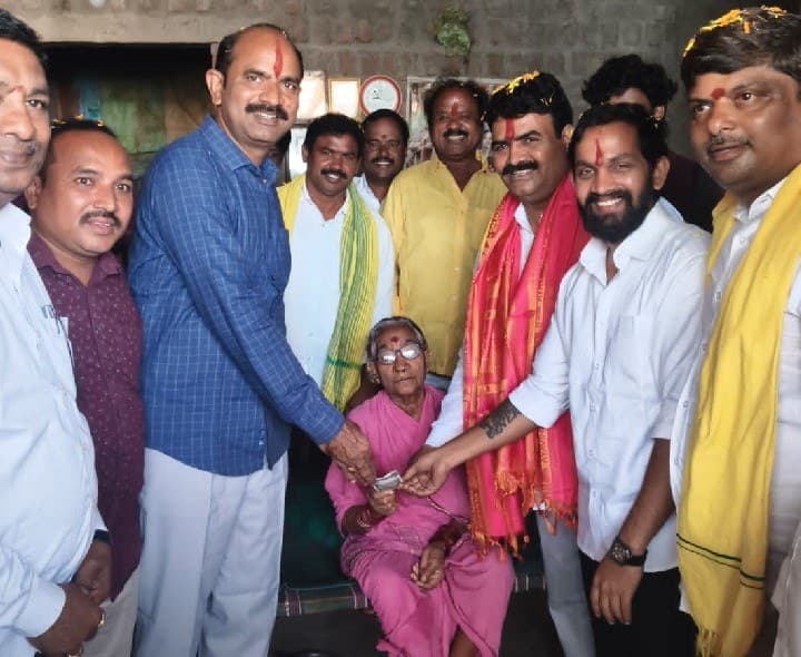 ఎన్టీఆర్ భరోసా పెన్షన్లు పంపిణీ చేసిన ఎంపీ - Udayam
