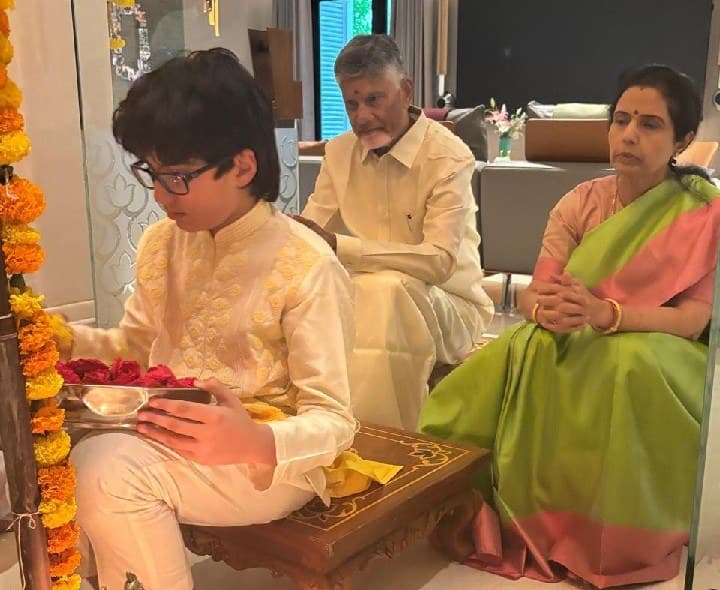 కుటుంబ సభ్యులతో వినాయకుడికి భక్తిశ్రద్ధలతో పూజలు - Udayam