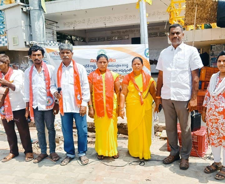 ముదిగుబ్బ బస్టాండ్లో హెచ్ఐవీ ఎయిడ్స్పై అవగాహన - Udayam