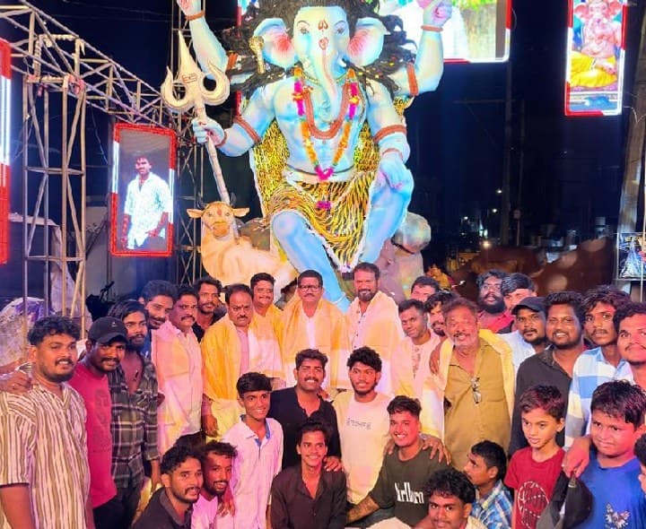 గణేష్ నగర్లో ‘ఐకాన్ బాయ్స్’ ఆధ్వర్యంలో చారిత్రాత్మక శోభాయాత్ర - Udayam