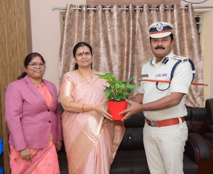 హైకోర్టు న్యాయమూర్తిని మర్యాద పూర్వకంగా కలసిన ఎస్పీ - Udayam