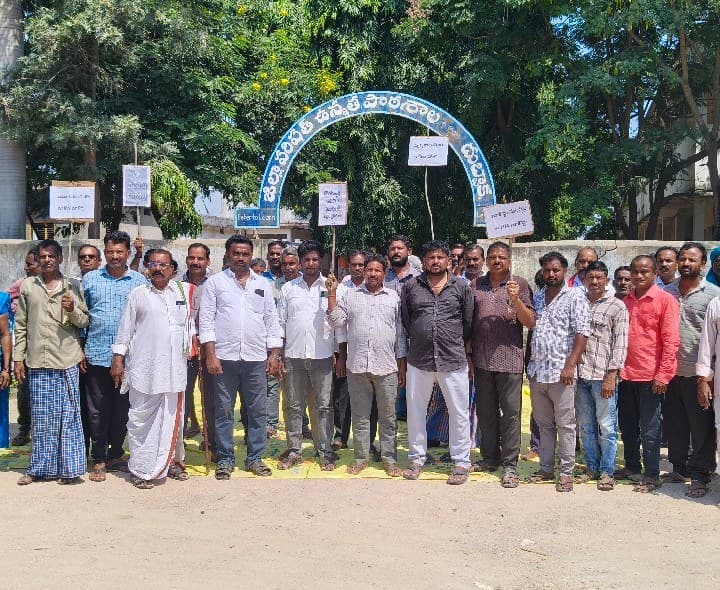 దుబ్బాక గ్రామంలో విద్యార్థుల తల్లిదండ్రుల ధర్నా - Udayam