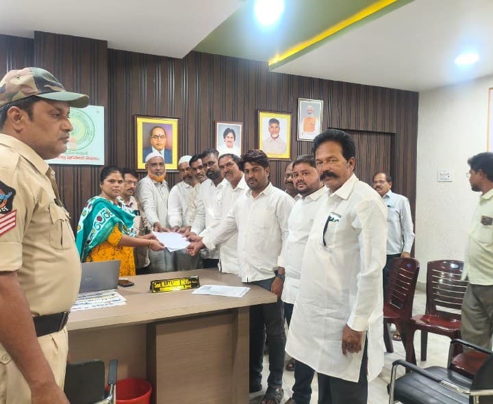 రేకుల షెడ్డు తొలగించాలని వినతి - Udayam