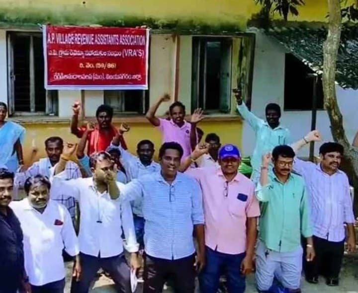 మోకాళ్లపై కూర్చుని నిరసన తెలిపిన VROలు - Udayam